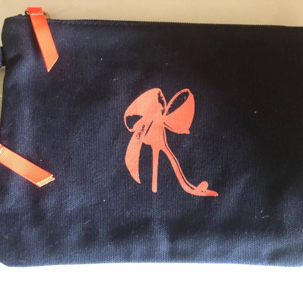 NEW 2pc Lip Stiletto Makeup Bag Set‎